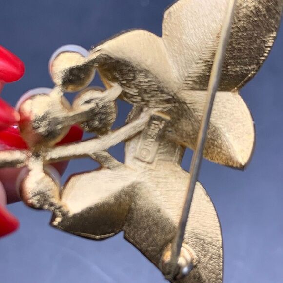 Trifari Brooch Gold tone Leaf Pearl Brooch Lapel Pin Scarf Pendant Vintage - Picture 9 of 9